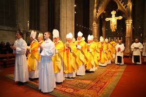 Tagung der Ö-Bischofskonferenz im Stift Heiligenkreuz Beim Auszug stimmten die Bischöfe und Messbesucher ein Lied zu Ehren des hl.Leopold an.