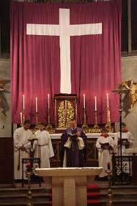 Hl.Messe am Aschermittwoch In Mitteleruropa wird traditionell in der Fastenzeit das Fastentuch aufgehängt, so auch in der Stadtpfarrkirche Waidhofen.