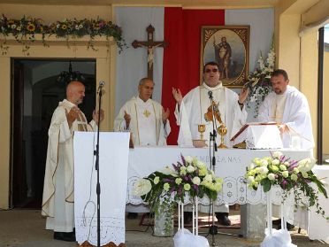 Prostenje sv. Roka na Petrakovom Brdu Petrarkovo Brdo, Duga Resa, 21.08.2022 Na blagdan sv. Roka 16. kolovoza dvije sv. mise služio je vlč. Branko Risek...