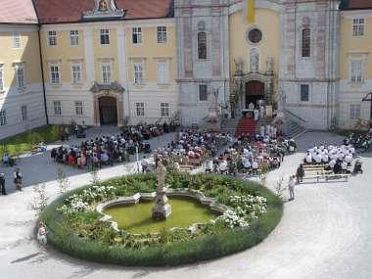 Fronleichnam Stift Seitenstetten, 16.06.2022 Den Festgottesdienst zu Fronleichnam feierte bei sommerlichem Wetter Kaplan P. Matthäus...