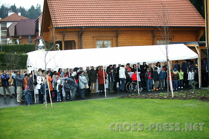 2008.11.14_14.22.31.JPG - Viele Gste und Nachbarn kamen, um die Erffnung des Kinderhauses mit zu feiern.