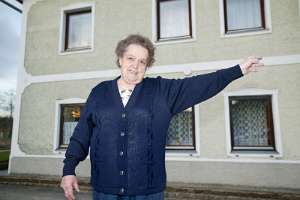 2008.12.01_16.54.03 Anna Rohrhofer zeigt, wo sie in ihrem Haus Juden über einem Jahr gelebt haben.