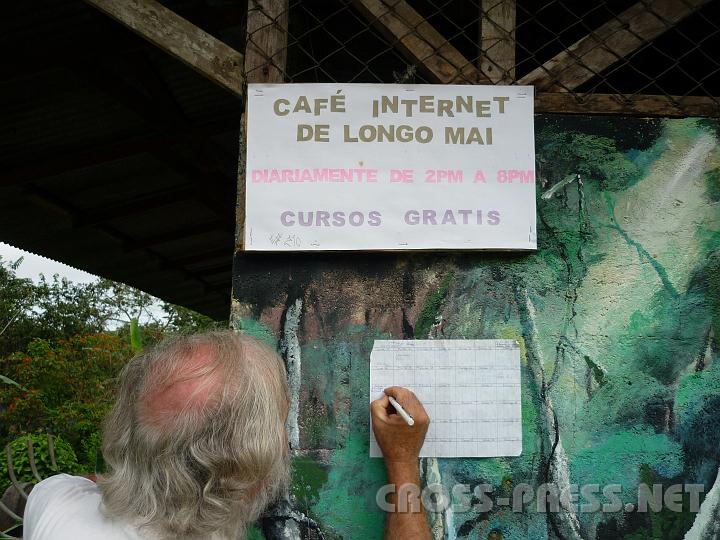 4-06 Von Touristen das Doppelte (Schwarz).JPG - "Cursos gratis":  für Dorfbewohner ist die Einschulung zur Nutzung des Internets kostenlos.