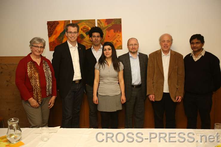 2015.04.10_19.51.40.JPG - V.l.n.r.: Christine Kaindl (Vereins Kassiererin), MMag. Johannes Heuras (Bürgermeister), Hasan El-Tantawi (Dolmetscher), Dr. H.M. (geflohen vor dem Krieg in Syrien), Wieland Schneider (Redakteur "Die Presse"), Dipl.Ing. Peter Haberfehlner (Vereinsobman), Peter Yeddanapalli (Pfarrer)