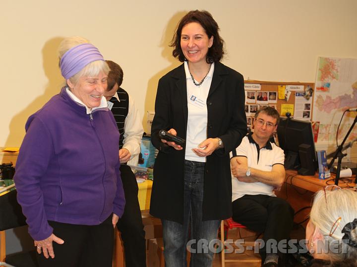 2010.02.20_17.09.09.jpg - Frau Ursula Rados erzhlt von ihrer Mitarbeit als Moderatorin in Kremsmnster und Attnang-Puchheim, vorgestellt von Christa Neugebauer. Dahinter: Leo Scheibreithner.