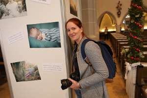 Lange Nacht der Kirchen - Haag Fotografin Dr. Ursula Wolf vor ihren Bildern.