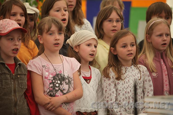 2009.04.19_12.35.27.jpg - Chor der Volksschule