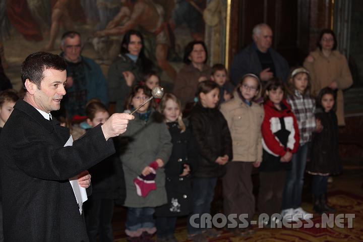 2009.03.26_16.29.39.jpg - Nachdem die Kinder ber die Bedeutung des Weihwassers gelernt haben, bekamen sie von P.Laurentius den Weihwassersegen.