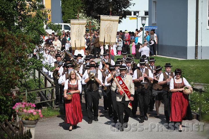 2009.05.21_09.52.45.jpg - Die Musikkapelle begleitete die Kinder und ihre Angehrigen.