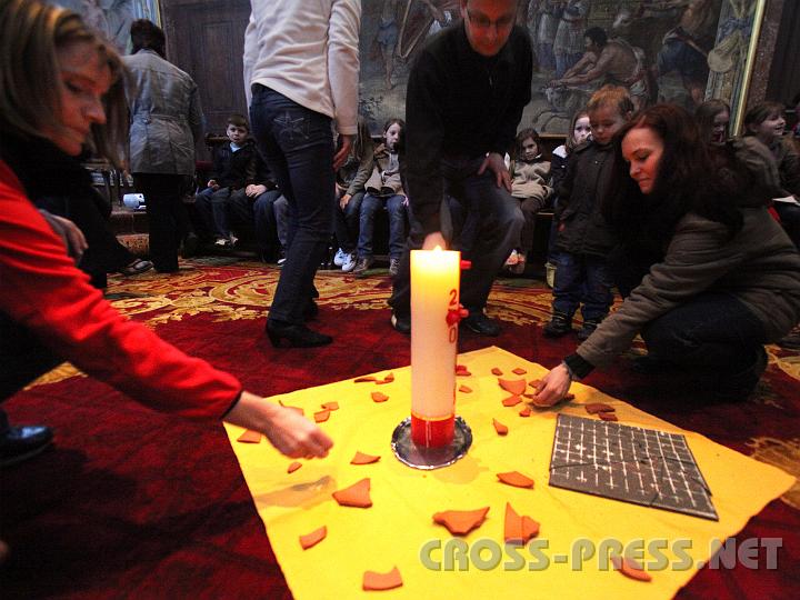 2009.04.02_15.23.47.jpg - Rege Beteiligung der Eltern beim 2. Weg-Gottesdienst, bei welchem den Kindern durch Symbolik erklrt wird, dass manche Schden im Leben nur Gott wieder gut machen kann.