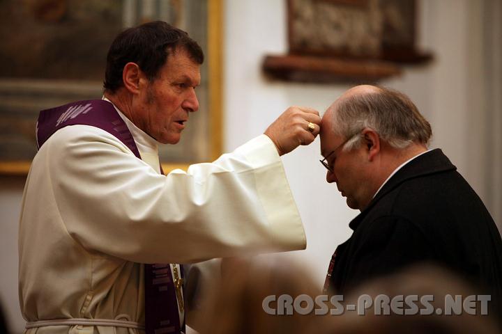 2011.03.09_10.18.56.jpg - Abt Berthold Heigl bezeichnet Direktor P.Petrus Pilsinger mit geweihter Asche.