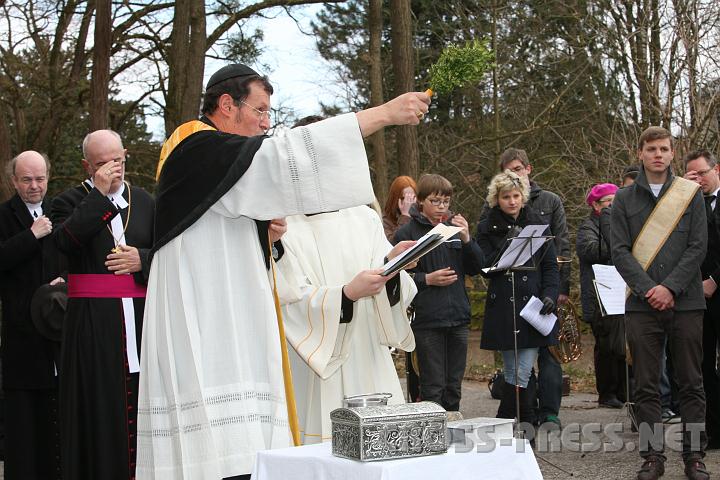 2011.03.21_11.17.07.jpg - Grundsegnung durch Abt Berthold.