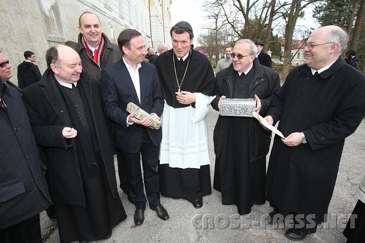 2011.03.21_11.22.17.jpg - P.Stefan Gruber, Geschäftsleiter der Wirtschaftskanzlei Mag. Albert Bucar, Architekt Poppe, Abt Berthold Heigl, Stiftspfarrer P.Michael Prinz mit der Truhe und Gymnasialdirektor P.Petrus Pilsinger.