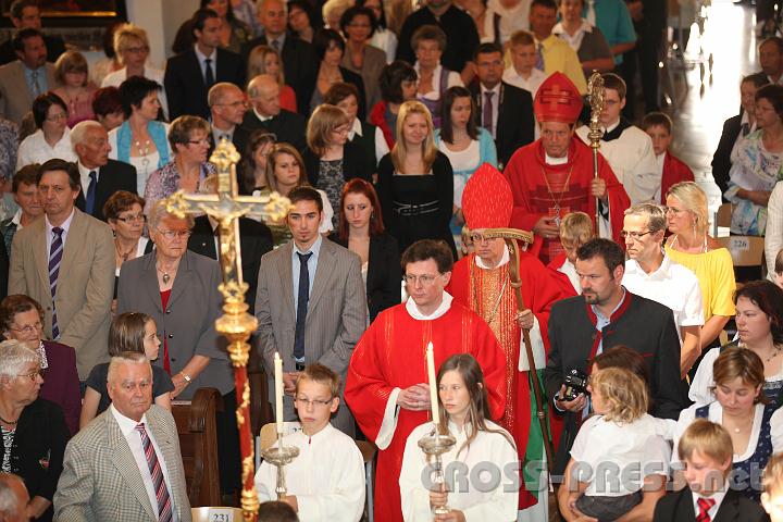 2011.06.11_10.36.05.jpg - Abt Johannes und Abt Berthold ziehen feierlich in die Kirche ein.