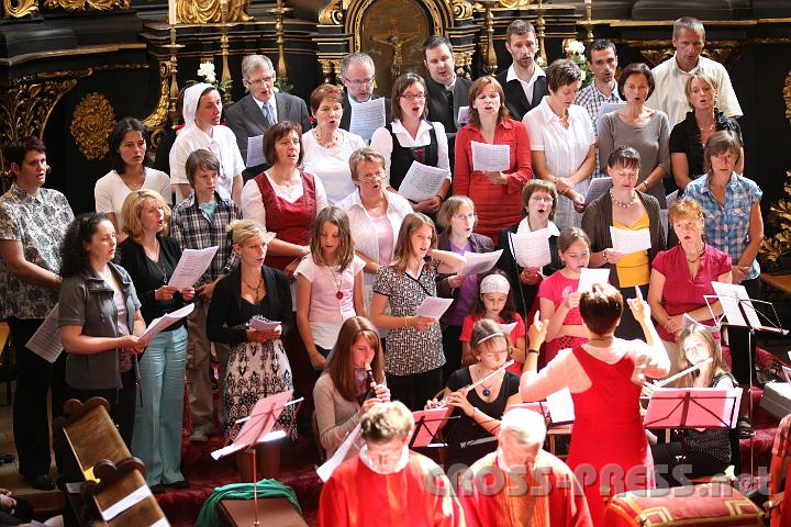 2011.06.11_10.42.52.jpg - Der "himmlische" Chor von Prof. Lucia Deinhofer wurde von Schwester Michaela Gehard (links oben), Moderatorin von Radio Maria, kürzlich verstärkt.
