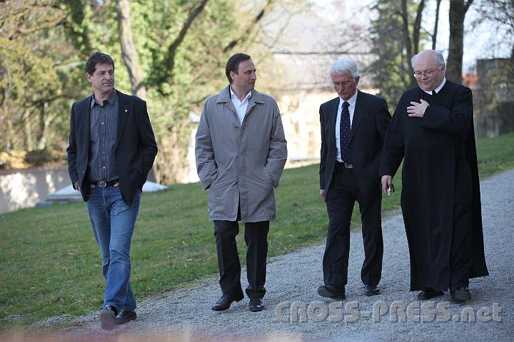 2012.03.21_13.13.47.jpg - Auf dem Weg vom Turnsaal zum Meierhof, v.l.n.r.: Baumeister Kurt Maier (Bauleiter), Architekt Mag.Dr.Helmut Poppe, der Seitenstettner Bürgermeister Franz Deinhofer und Gymnasialdirektor P.Petrus Pilsinger.