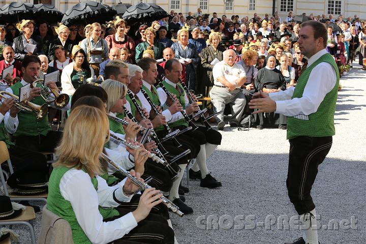 2012.08.15_10.14.01.jpg - Die Trachtenmusikkapelle Seitenstetten umrahmte - abwechselnd mit dem Pfarrchor - die hl. Messe.