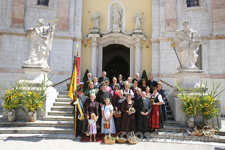 2012.08.15_12.05.08.jpg - Erinnerungsfoto mit den Biberbacher Goldhaubenfrauen und -mädchen.