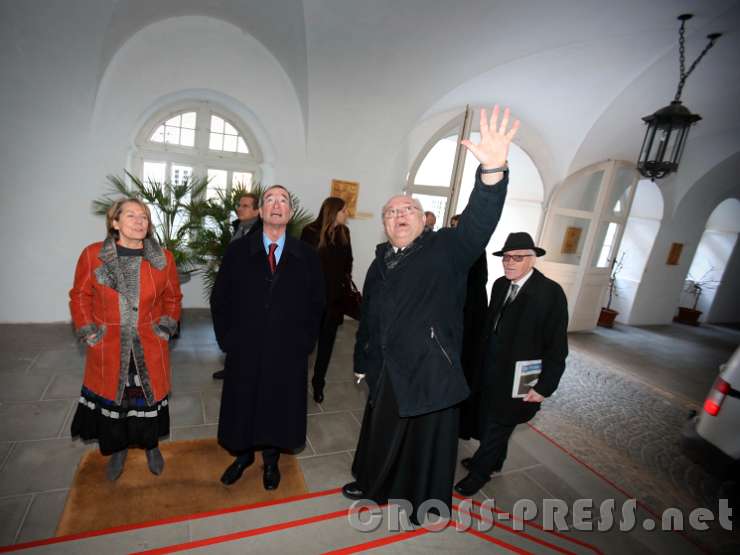 2016.11.29_13.33.58.JPG - Abt Petrus führte persönlich seine Festgäste durch das Stift.