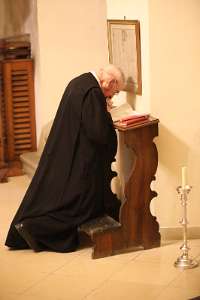 2016.12.03_07.19.11 Pater Raphael verrichtet nach der hl.Messe Dankgebete.