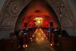 Nacht der 1000 Lichter Sehr stimmungsvoll: die nur von Kerzen erleuchtete Stiftskirche.
