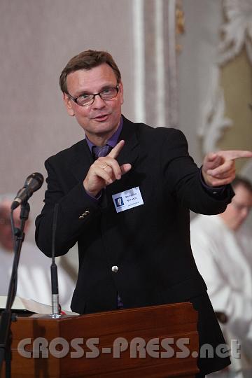 2011.09.10_17.27.58.jpg - Christian Schmid, Geschäftsführer von RMÖ, lädt zur Agape ein.