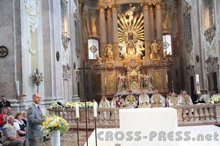 2014.06.15_11.46.19.jpg - LH-Stv. Mag. Wolfgang Sobotka, Obmann des "Verein Basilika Sonntagberg", beim neuen Altar - im Hintergrund die konzelebrierenden Priester mit dem apostolischen Nuntius.