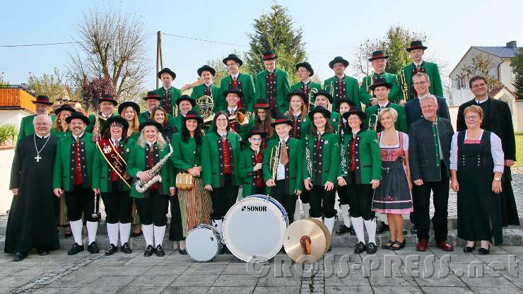 2016.10.16_11.45.55.JPG - Johannser Dorfmusikkapelle mit Abt Petrus.