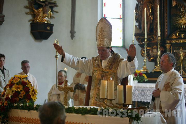 2008.07.27_10.43.54.JPG - Abt Berthold Heigl erteilt den Abschlusssegen.