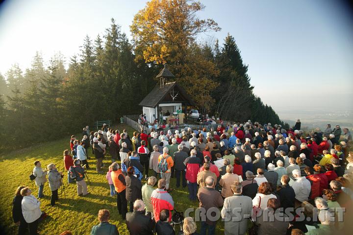 2008.10.26_16.50.25.JPG - Nicht nur der Abschluss des "Schpfungsprojektes" wurde gefeiert, sondern auch der des Sozialforums von St.Peter/Au. In Fumrschen kamen von dort auch zahlreiche Alpenvereinsmitglieder, die sonst den Gottesdienst zum Nationalfeiertag am Stockerkogel feiern, dieses Jahr zur Hubertuskapelle.