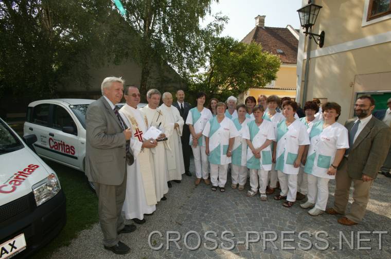 06.06.25_028 Brgermeister Mag. Johann Heuras, Pfarrer Anton Schuh, Dizesan-Caritas Direktor Mag. Friedrich Schuhbck, Altpfarrer Msg. Alois Sallinger, Leiter der Dzesan Familien- und Pflegedienste Walter Reiterlehner mit Mitarbeiterinnen und Gsten.