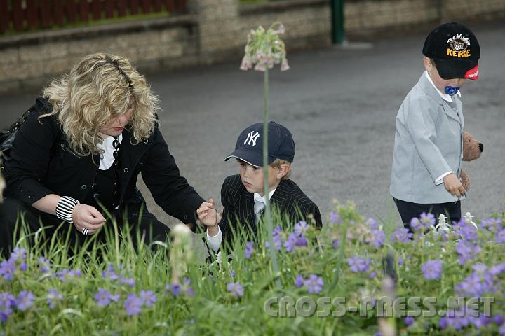 2008.05.22_09.36.54.JPG - Etwas abseits beschftigen die "wilden Kerle" ihre Mama...