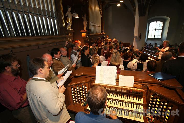 2011.09.11_08.47.28.jpg - Ein historischer Tag für die Pfarre St.Peter in der Au: die neue digitale Orgel bei ihrer Premiere.