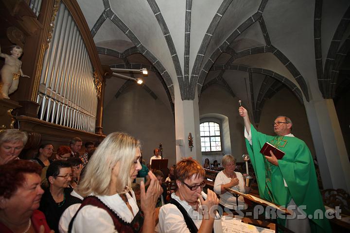 2011.09.11_09.19.19.jpg - Pfarrer Anton Schuh weiht die neue digitale Orgel. Auch bei diesem modernen Instrument reicht dafür traditionelles Weihwasser.  :)