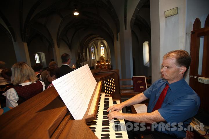2011.09.11_09.19.48.jpg - Organist Mag. Reinhold Meyer hatte die Ehre, die Orgel bei ihrer Premiere zu bespielen. Er studierte an der Universität für Musik und darstellende Kunst in Wien und stellte als Berater seine Erfahrung beim Ankauf der Orgel zur Verfügung.