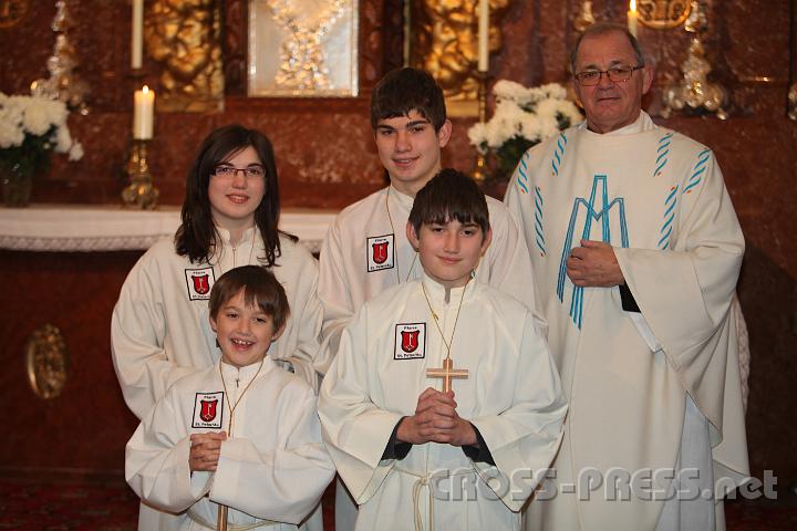 2011.12.08_11.00.55.jpg - Besonders fleißige Ministranten, die Höritzauer-Geschwister, wünschten sich ein Erinnerungsfoto mit Herrn Pfarrer.