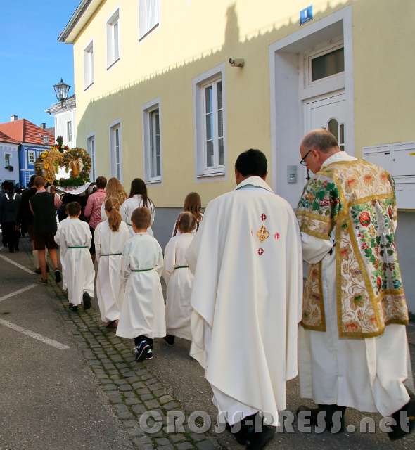 2016.09.25_10.02.28.jpg - Erntedank-Umzug durch die Kirchengasse ...