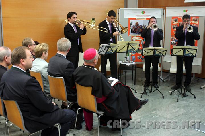 2009.11.29_14.05.18.jpg - Die musikalische Gestaltung erfolgte durch das Blserensemble und den Singkreis Herzogenburg.