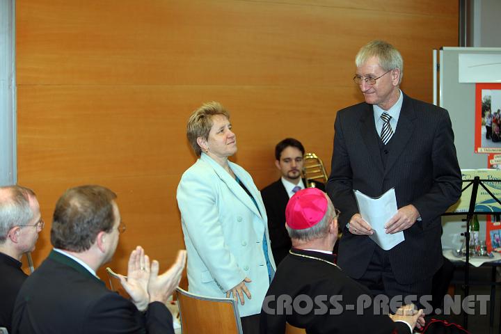 2009.11.29_14.15.03.jpg - Herta und Martin Schiffl vertraten die Leiter der Familienakademie, das Ehepaar Berger.