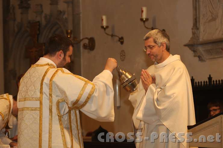 2014.11.23_18.33.18.jpg - Inzensieren der Priester