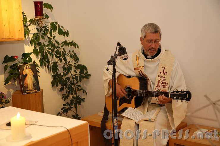 2016.09.18_19.36.35.JPG - Andreas Schätzle singt sein Lied über Mutter Teresas Text:Die Frucht der Stille ist das Gebet.Die Frucht des Gebets ist der Glaube.Die Frucht des Glaubens ist die Liebe.Die Frucht der Liebe ist das Dienen.Die Frucht des Dienens ist der Friede.