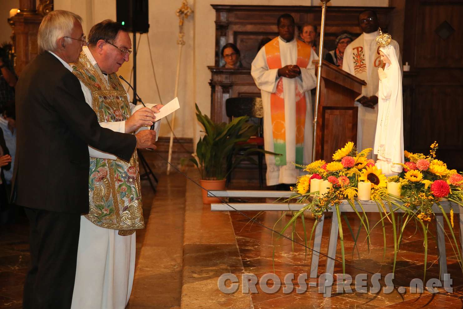 2017.09.08_21.30.16.jpg - Hans Edlinger, Vizepräsident der Legio Mariae-Kurie Steyr/Tabor, liest mit P.Bernhard den Text der Marienweihe.