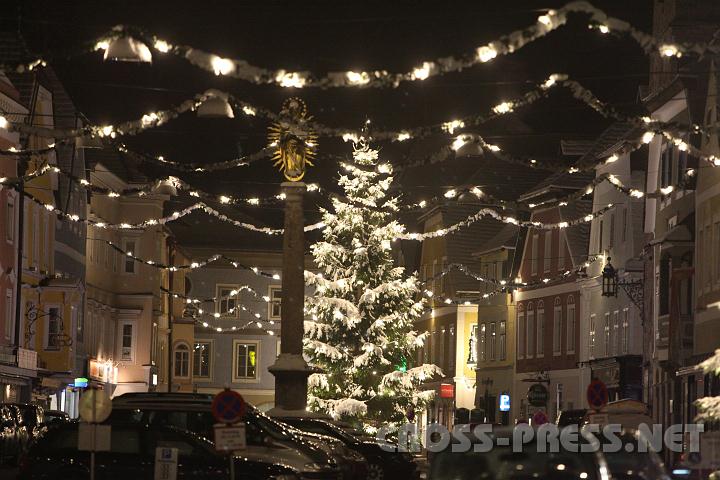 2010.11.27_23.22.38.jpg - Drausen am Waidhofner Markt herrscht winterliche Stimmung.