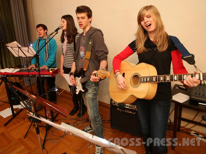 2010.11.27_20.48.02.jpg - "Jesus is the rock - so lets rock": Gebetsprais-Band Waidhofen/Ybbs.