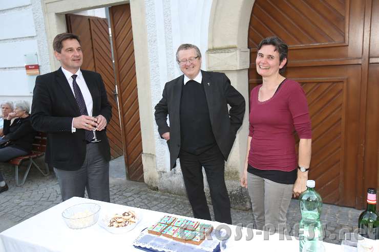 2015.05.29_19.56.41.JPG - Bürgermeister Mag. Werner Krammer, Dechant Herbert Döller und LNdK Organisatorin Roswitha Bramauer.