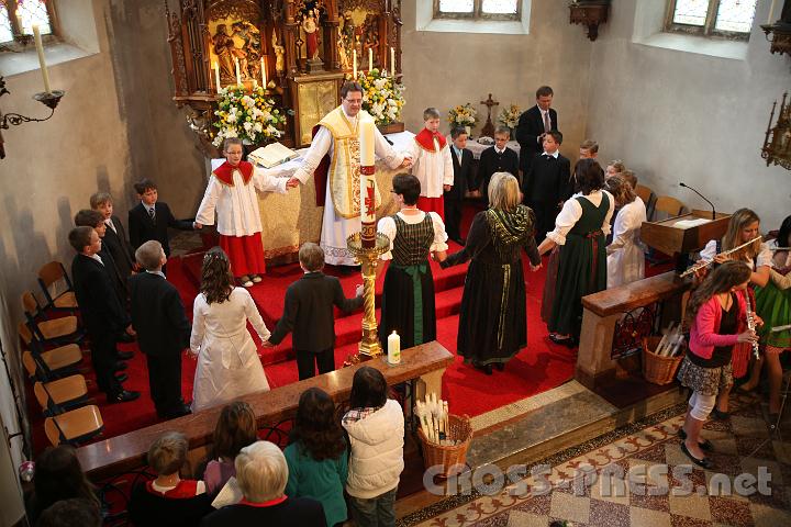 2011.05.01_10.06.24.jpg - Beim "Vater unser" reichten sich Pfarrer P.Jakobus Tisch, Lehrerinnen und Kinder die Hände