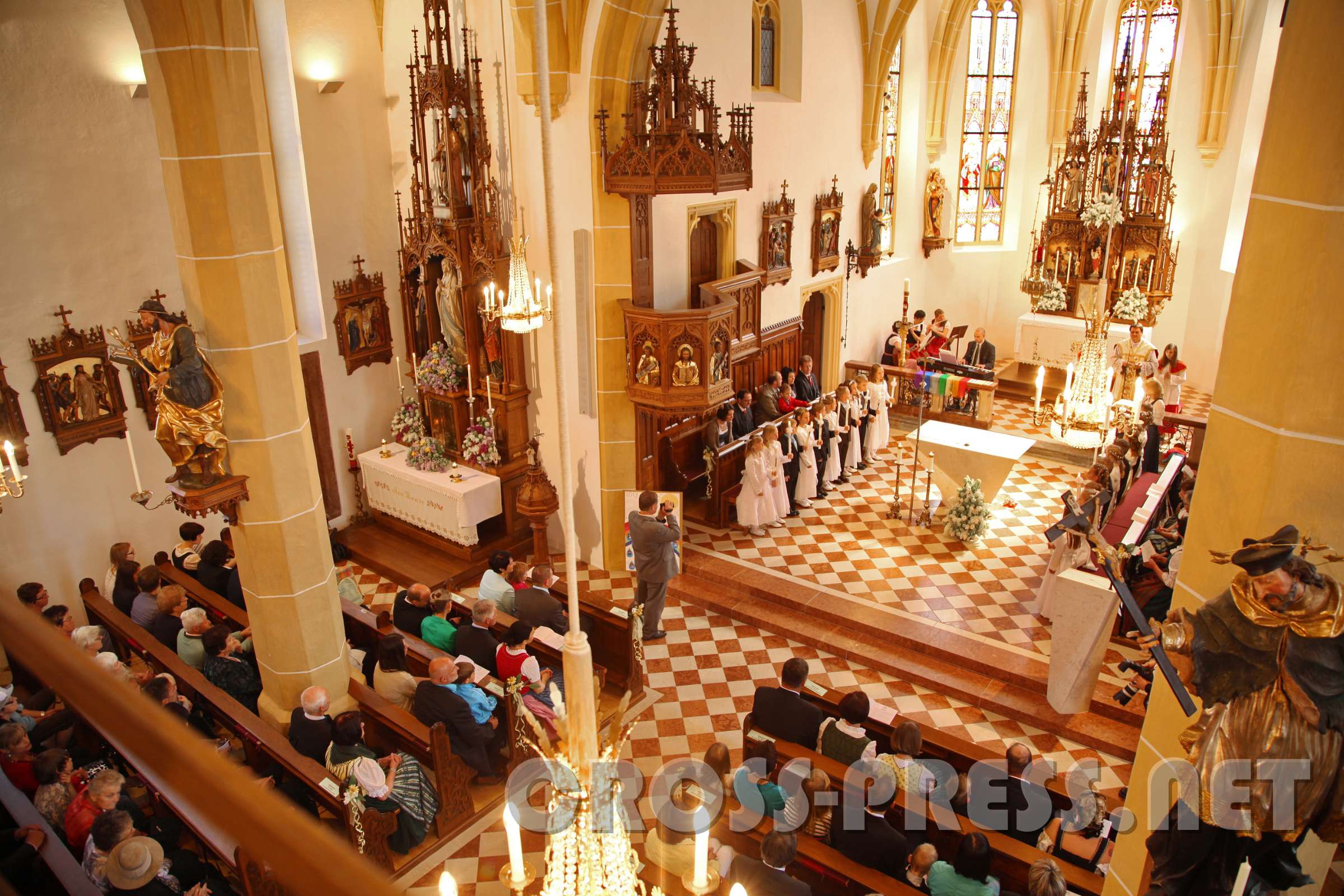 2013.05.09_09.32.52.jpg - Einen wunderbar festlichen Rahmen bildet die neu renovierte Pfarrkirche.