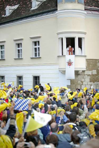 'Auf Christus schauen', Papstbesuch in �sterreich 2007 Papst am Erker des Stiftes Heiligenkreuz.