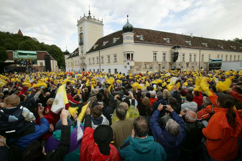 'Auf Christus schauen', Papstbesuch in Österreich 2007 Nach dem Chorgebet im Gregorianischen Choral mit den Zisterziensermönchen im Stift begrüßte der Papst die Pilger im äußeren Stiftshof und erteilte den...