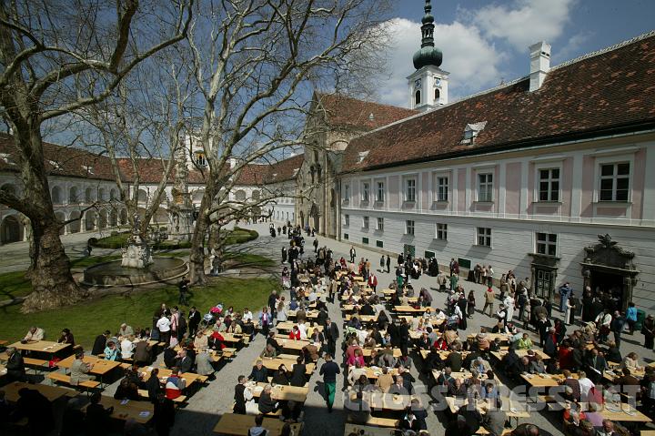 2008.04.24_12.46.59.JPG - Tausend Menschen kamen zur Priesterweihe-Messe und wurden anschlieend bei der Agape im Stiftshof festlich bewirtet.